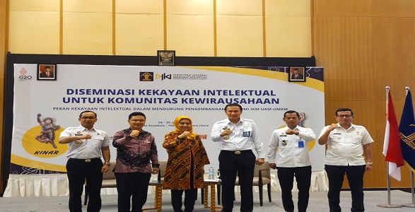 Direktur Politeknik MBP Medan (Saut M. Banjarnahor, S.P., M.P., Sebagai Moderator pada kegiatan Diseminasi Kekayaan Intelektual untuk Komunitas Kewirausahaan