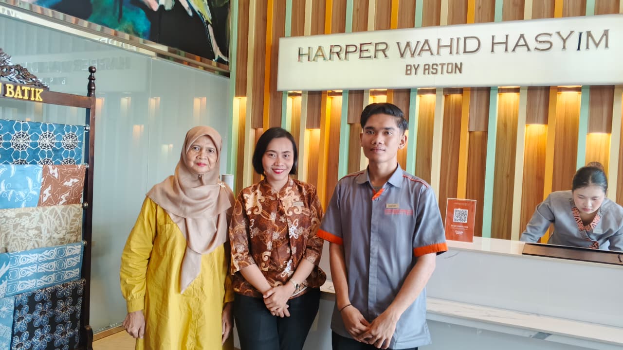 Kunjungan Monitoring Praktik Kerja Lapangan (PKL) mahasiswa Program Studi Bahasa Inggris a.n. Jonathan Revaldo Pasaribu EB23 di Hotel HARPER WAHID HASIM oleh Ibu Dra. Sempa br Perangin-angin, M.Hum. pada hari Senin, 27 April 2026