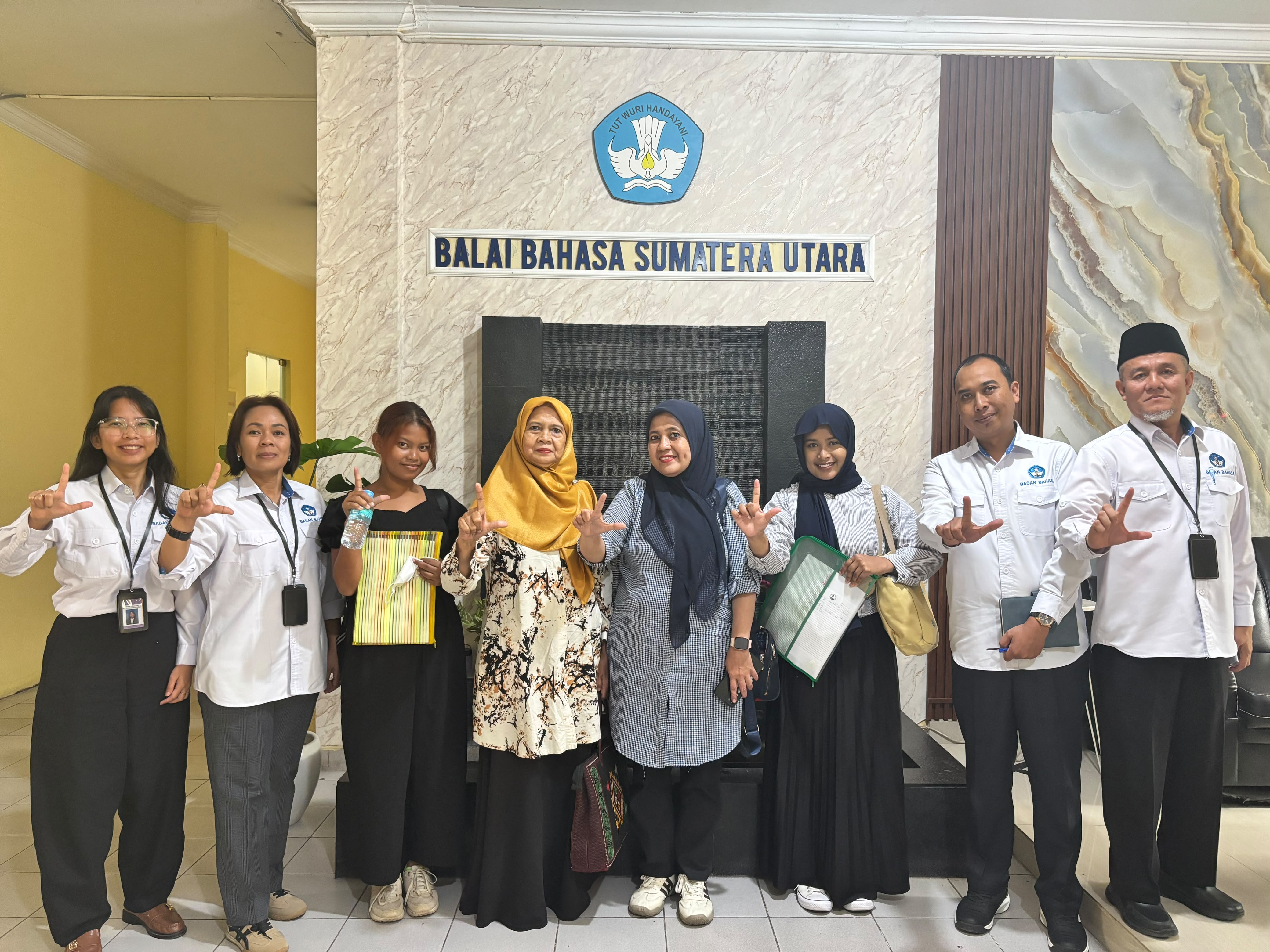 Penjemputan Mahasiswa yang telah selesai melaksanakan Praktik Kerja Lapangan Program Studi Bahasa Inggris oleh Dosen Pembimbing Ibu Dra. Sempa Br Perangin-angin,M.Hum, dengan Ibu Clara Puspita, S.S., S.Psi.,M.Hum, di Balai Bahasa Sumatera Utara pada hari 